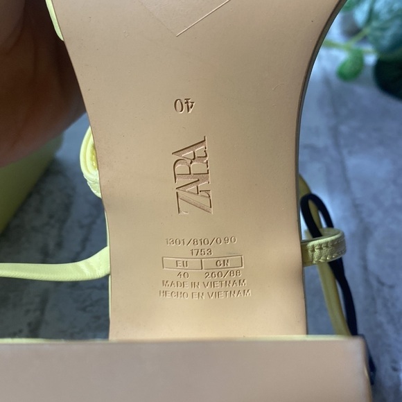 ZARA Women´s Leather Yellow Heeled square toed‎ sandals Size 40 - Picture 13 of 13
